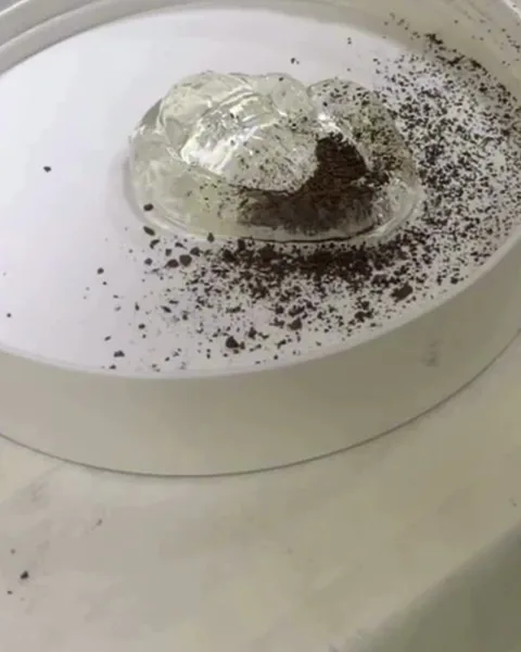 Pigmento escuro espalhado sobre a base transparente